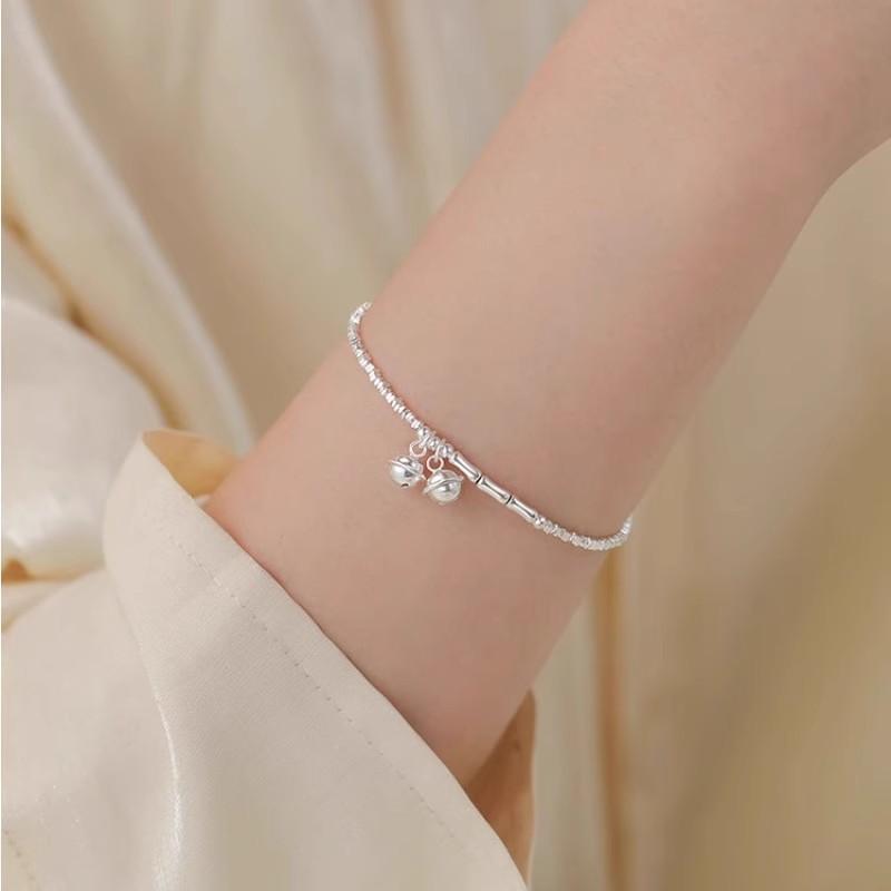 Einige Tael unregelmäßiger gebrochener Silberarmreifen, kleine Glocken-Silberarmreifen, Damen-Silberarmreifen, vielseitige Alltagsarmreifen.