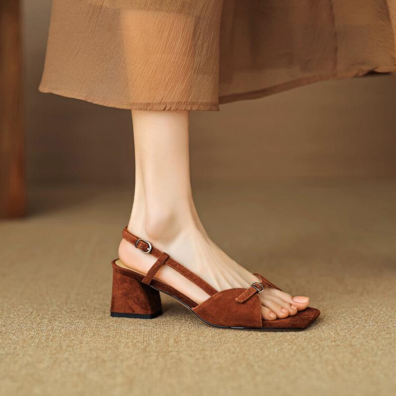 

Новые однотонные босоножки на высоком каблуке, повседневные, с пряжкой, с квадратным носком, летняя женская обувь большого размера, подошва из говяжьей жилы, мягкая, женские римские сандалии 34 коричневый