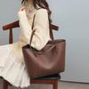 2025 New Women's Tote Bag Autumn Winter Fashion Versatile Underarm Bag Large Capacity Commuter Shoulder Bag