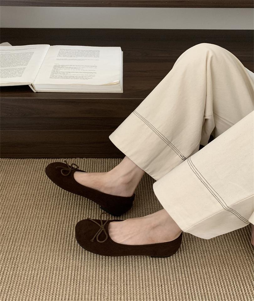 Franska retro mjuka sulor stora storlekar enkelsskor damskor 2025 vår och sommar nya kvällsstil rosett platta skor ballerinaskor