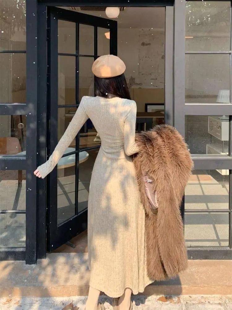 Sukienka bawełniana w paski z motywem śnieżynek, dzianinowa, wyszczuplająca talię, w kształcie litery A - Kolekcja Jesień/Zima 2024