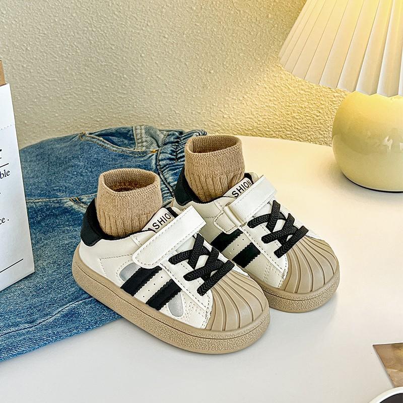 Children's board shoes 2025 spring and autumn new girls non-slip sports shoes medium and small children shell head shoes fashionable boys soft sole