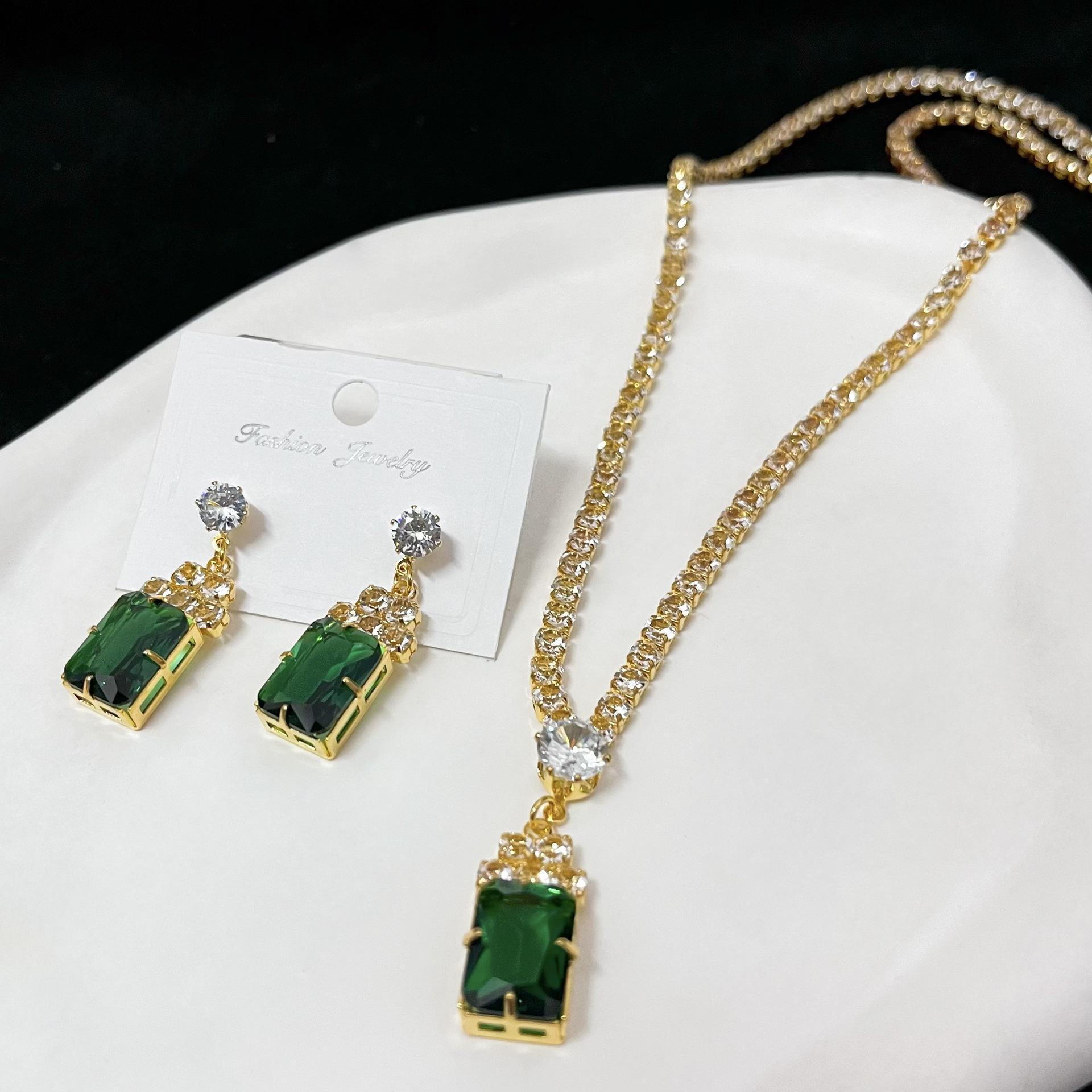 

Fashion Temperament Light Luxury Full Of Zirconium Exquisite Elements Wind Copper Micro-Inlaid Earrings Necklace Set Combination зелений