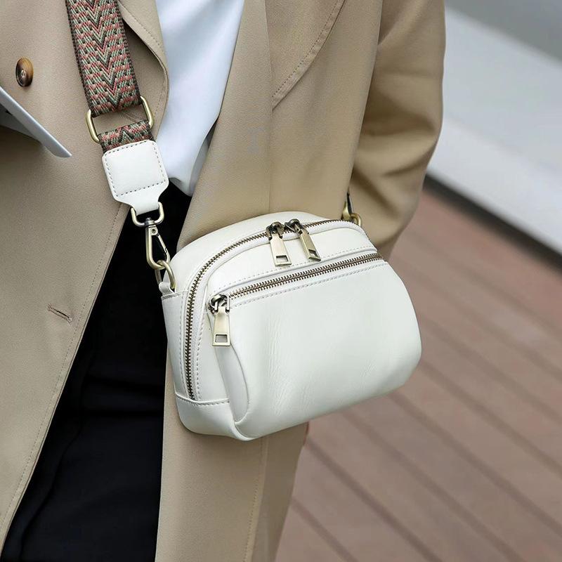 

Женская сумка из коровьей кожи высшего слоя 2025 Новая летняя высококлассная сумка через плечо Нишевая универсальная сумка на плечо из натуральной кожи 17*15*9 бежевый