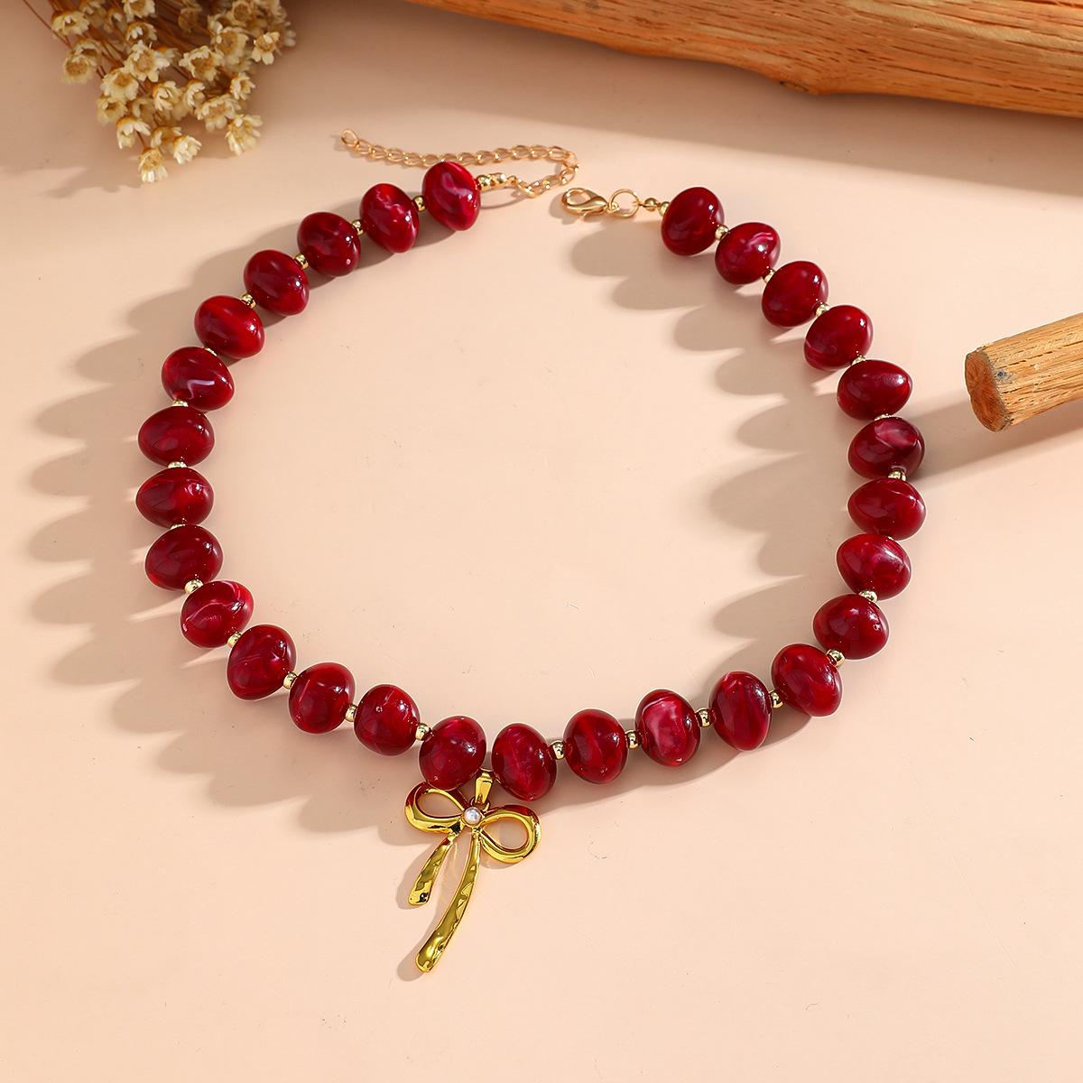 European & American Acrylic Beaded Necklace with Stainless Steel Bow Pendant - Exquisite & Versatile Design for Women темно-красного
