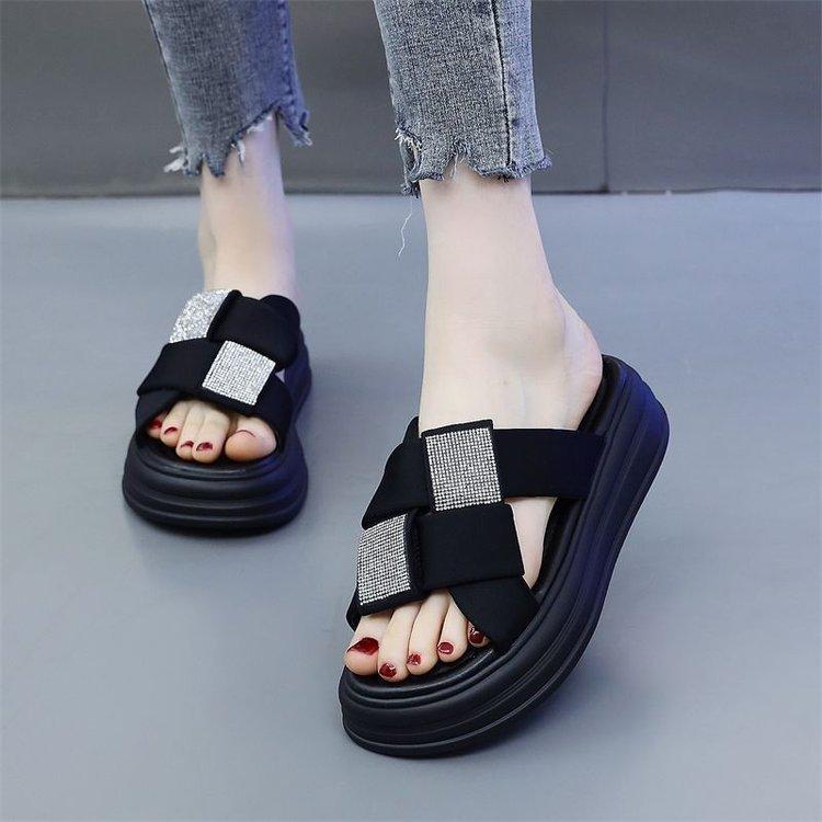 Wear one-word slippers outside, the new muffin thick-soled soft-soled skirt in the summer of 2025, and wear thin beach cool slippers.