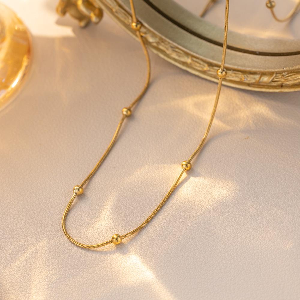 Elegante Schlangenketten-Halskette aus Titanstahl - Mit Goldbohnen-Finish, inspiriert von japanischem und koreanischem Design