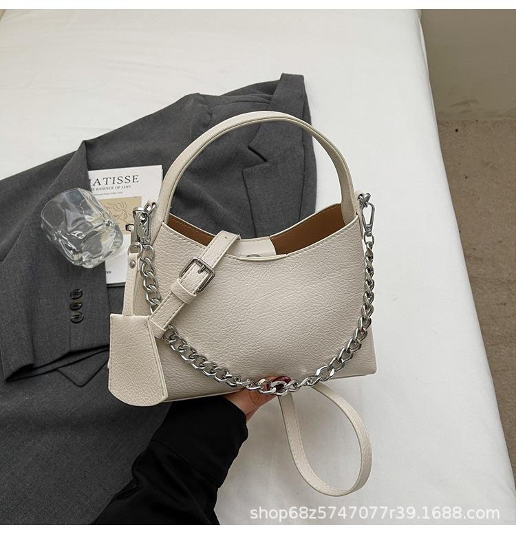 

2025 new fashionable one-shoulder messenger women s bags are popular this year, simple chains, portable casual large-capacity bucket bags.