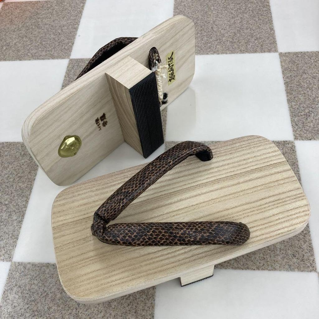 Single-legged geta sandals, Tenichi Tengu geta T-52. "Awa paulownia wood geta/Tengu geta" for experiential training. In-stock item. Brown snake-patter