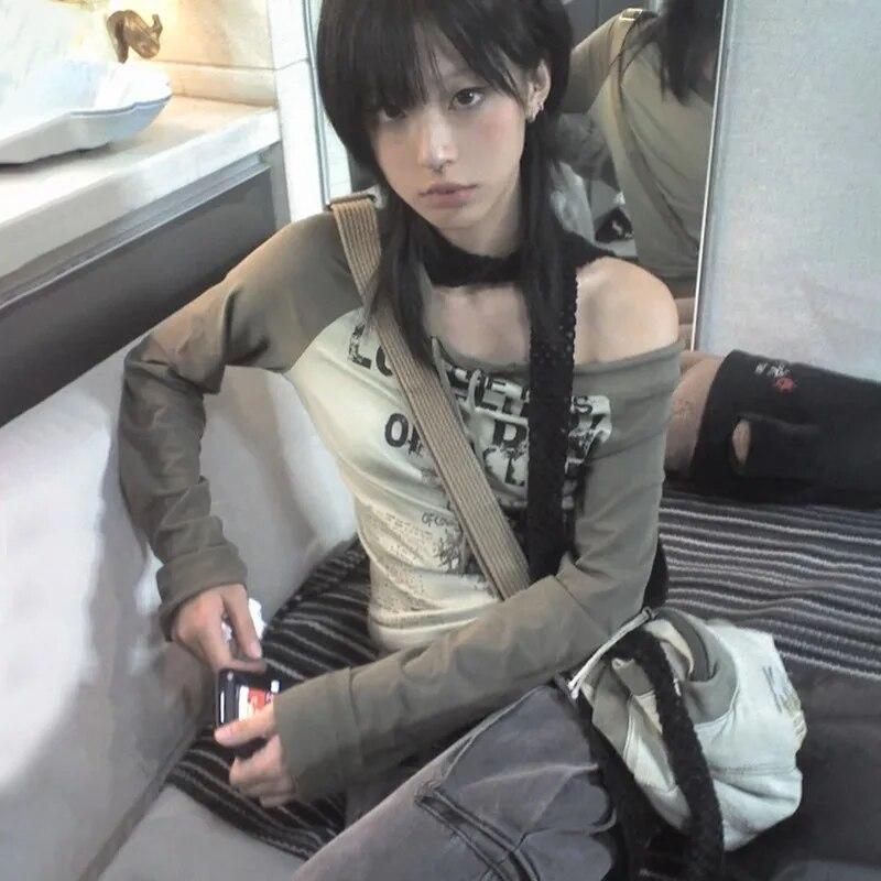 2KWEIRD Japonské Y2k Tričko s odhalenými rameny Grungeová estetika Graffiti potisk Tričko s dlouhým rukávem Vintage Harajuku Streetwear 90s