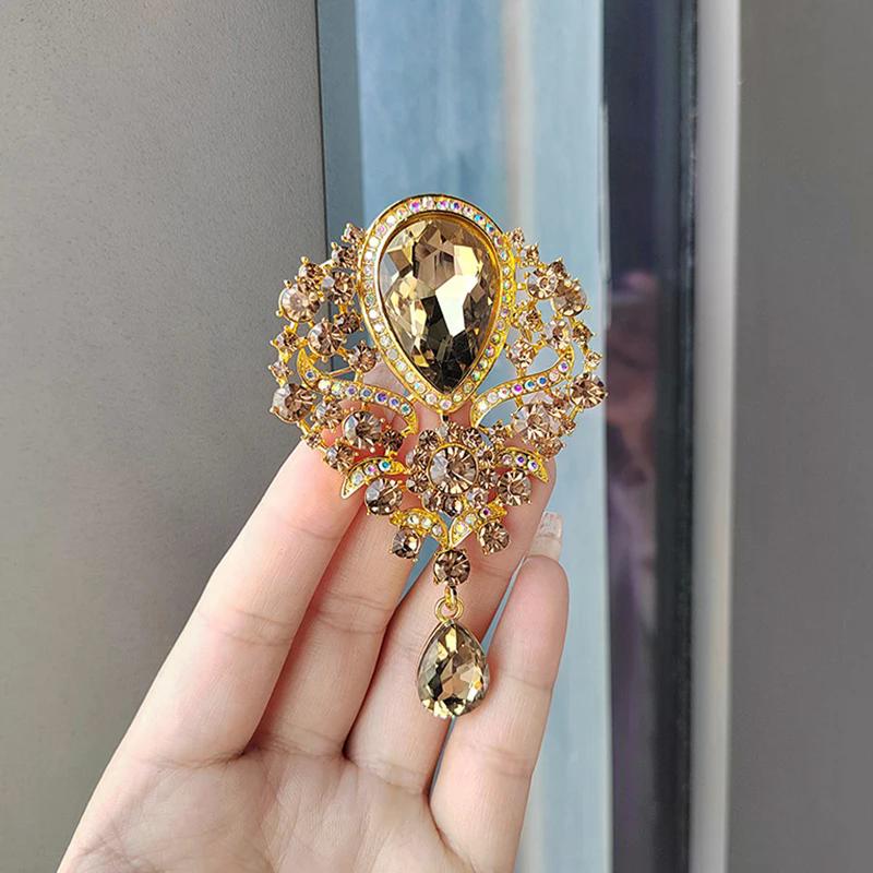Dazzling Lavish Crystal Water-drop Brooches for Women; Vintage Fashion Pendant for Chic Weddings and Exceptional Jewelry Pins.