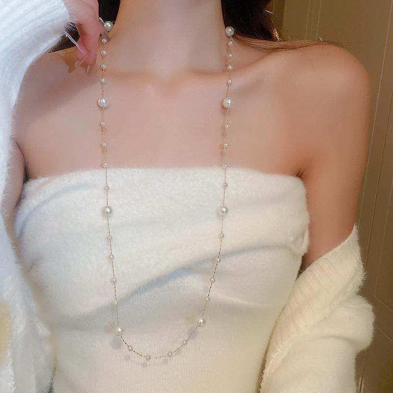 Fashionable Floral Geometric Necklace with a Light Luxury Style Sweater Chain and French Retro Accessories