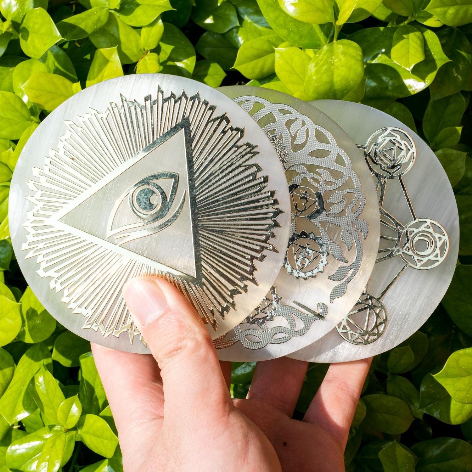 6cm 8cm 10cm Different Patterns Selenite Round Pieces Selenite Discs Carving Crystal Crafts for Decoration 8cm*8cm белый