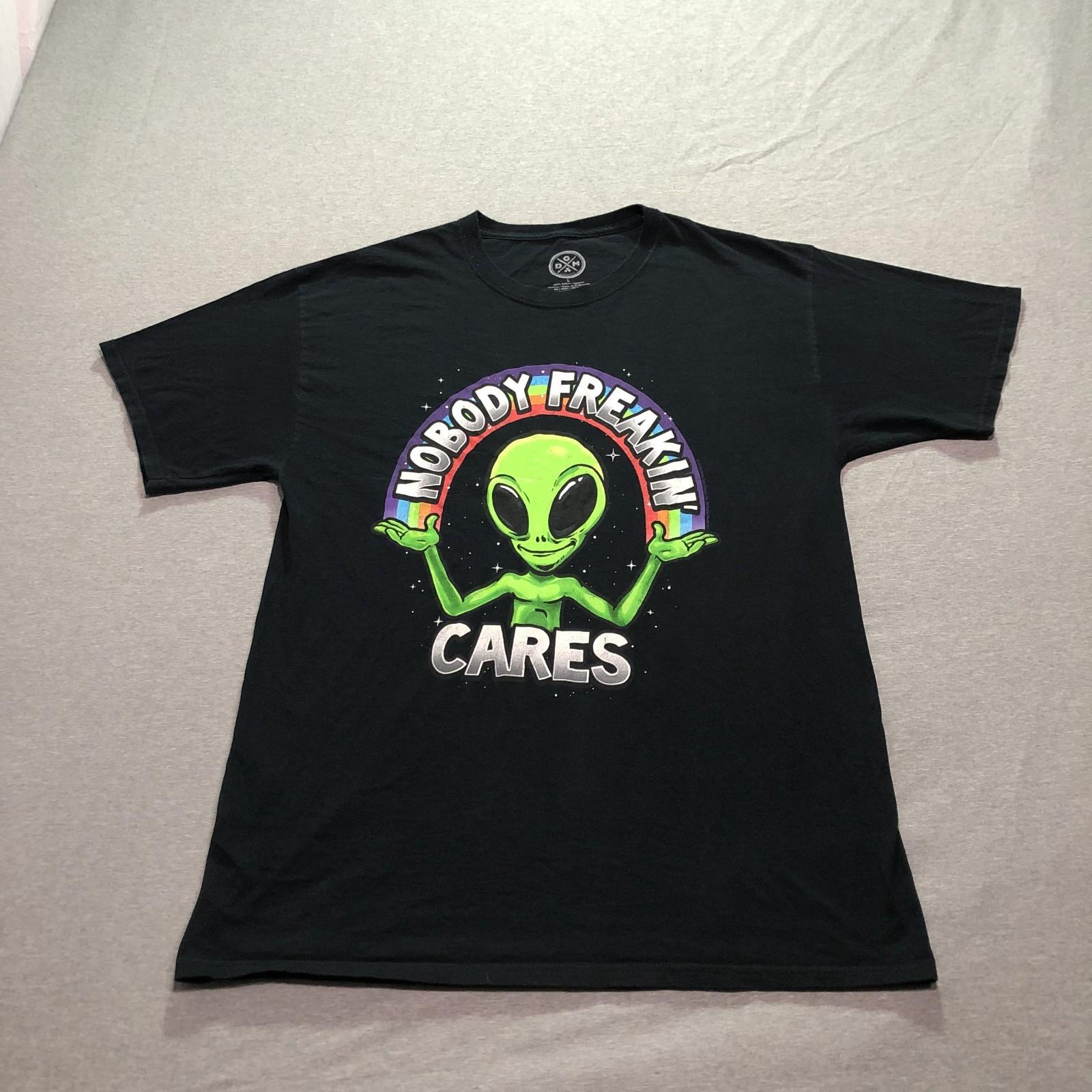 Mens T Shirt L Graphic Print Alien Nobody Freakin Cares Lounge Hippie Black Tee XXL