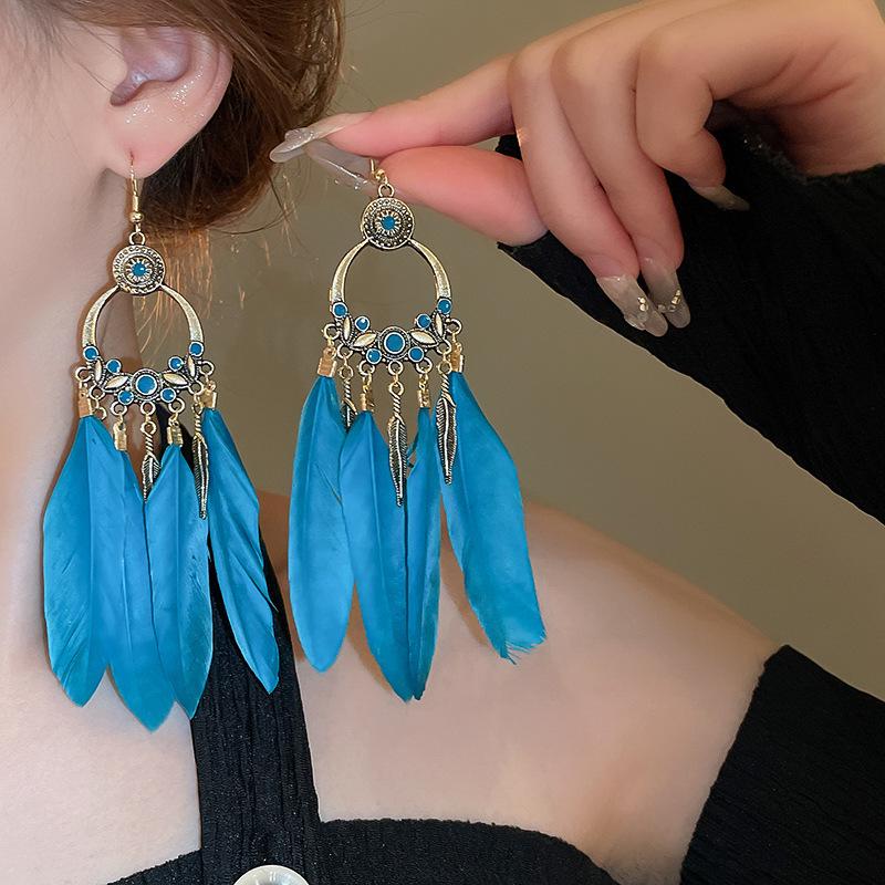 Boho náušnice s třásněmi z peří: Unikátní tkané dlouhé visací doplňky pro ženy