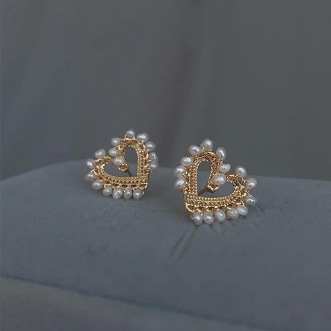 

Heart full of love, heart by the ear, natural freshwater pearl woven heart, cute temperament, stud earrings, versatile s925 silver needle Silver needle