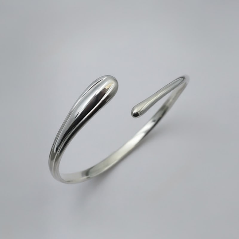 SUIOVE Flow Coil Bangle