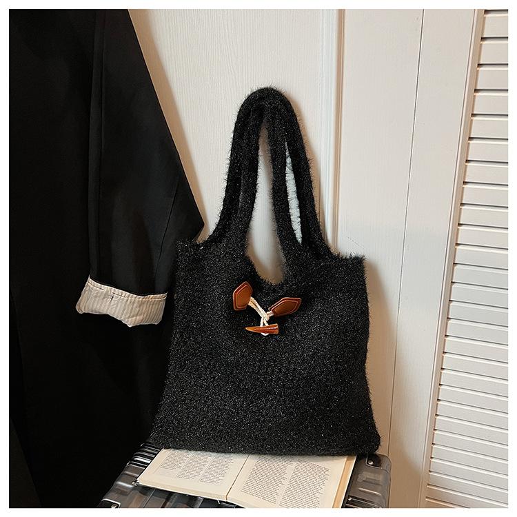 

Повседневная иностранная вязаная сумка женская 2025 новая корейская версия ленивая сумка-тоут большой вместимости для поездок на работу сумка-подмышка через плечо чёрный