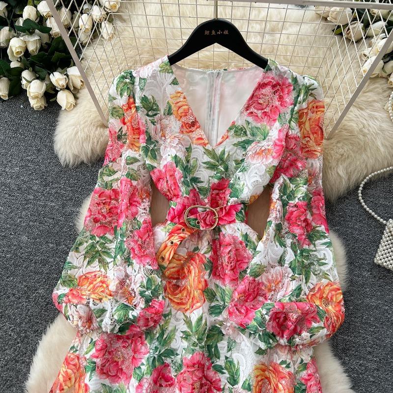 Długa sukienka z dekoltem w serek, rękawami typu lantern, w talii ściągana, z ażurową koronką szydełkową, dla kobiet