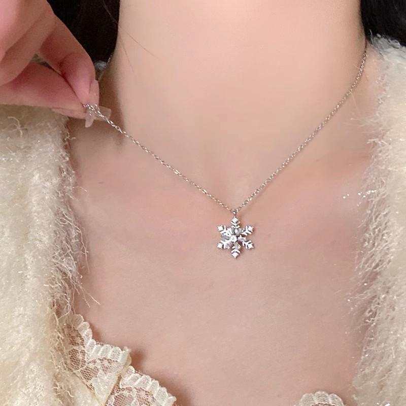 Diamond-encrusted snowflake rotatable titanium steel necklace for women, light luxury niche design, collarbone chain, sweater chain, fashionable