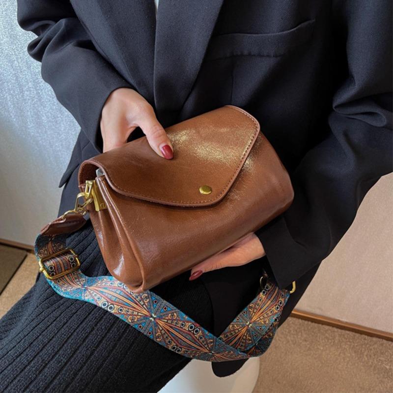 Damen Umhängetasche aus PU-Leder in Volltonfarbe, Vintage, breiter Riemen, Klappe, Schultertasche