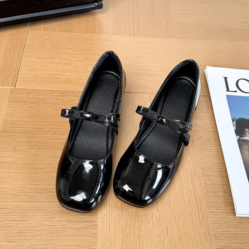 

Ballet flats women s mid-heel autumn new patent leather round head small leather shoes shallow mouth height-increasing single shoes 33