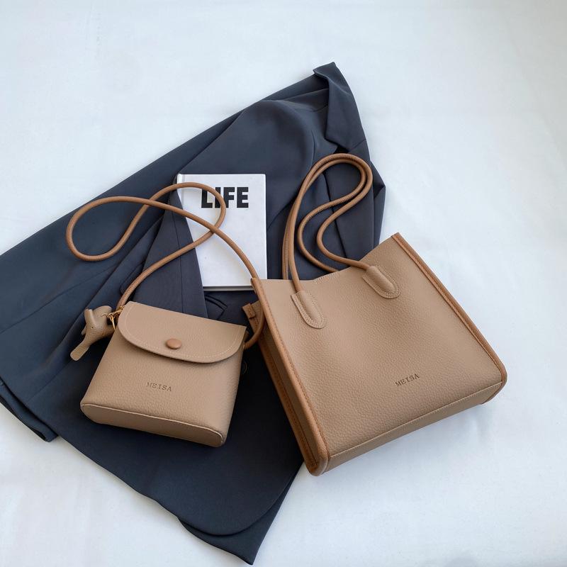 Large capacity bag women's summer 2025 new fashion mother and child bag high sense versatile commuter shoulder armpit tote bag
