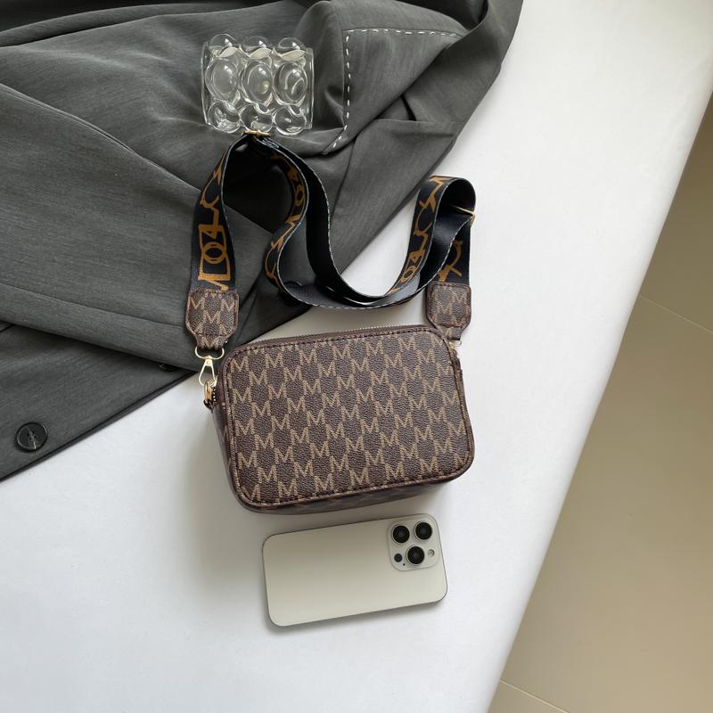 Bolsa pequena quadrada de ombro único de cor pura com alça larga e bolsa transversal pode ser colocada com uma máquina