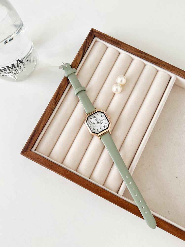 Camellia Small Sugar Cube Watch Female High-End Sense Niche Chic Design French Tea Break Gentle Wind Show White Quartz