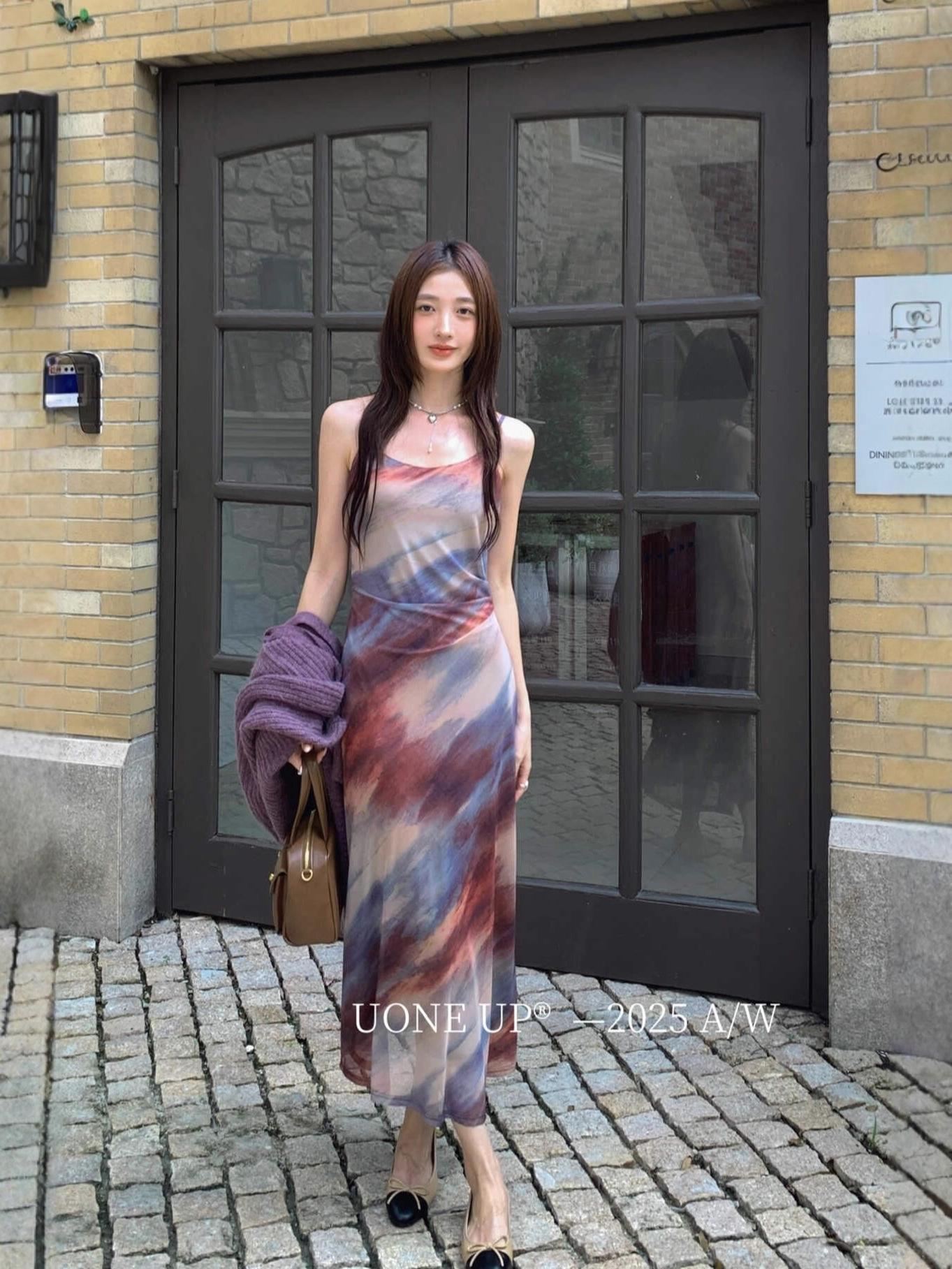 UONE2025 Элегантное французское облегающее платье тай-дай на тонких бретельках L