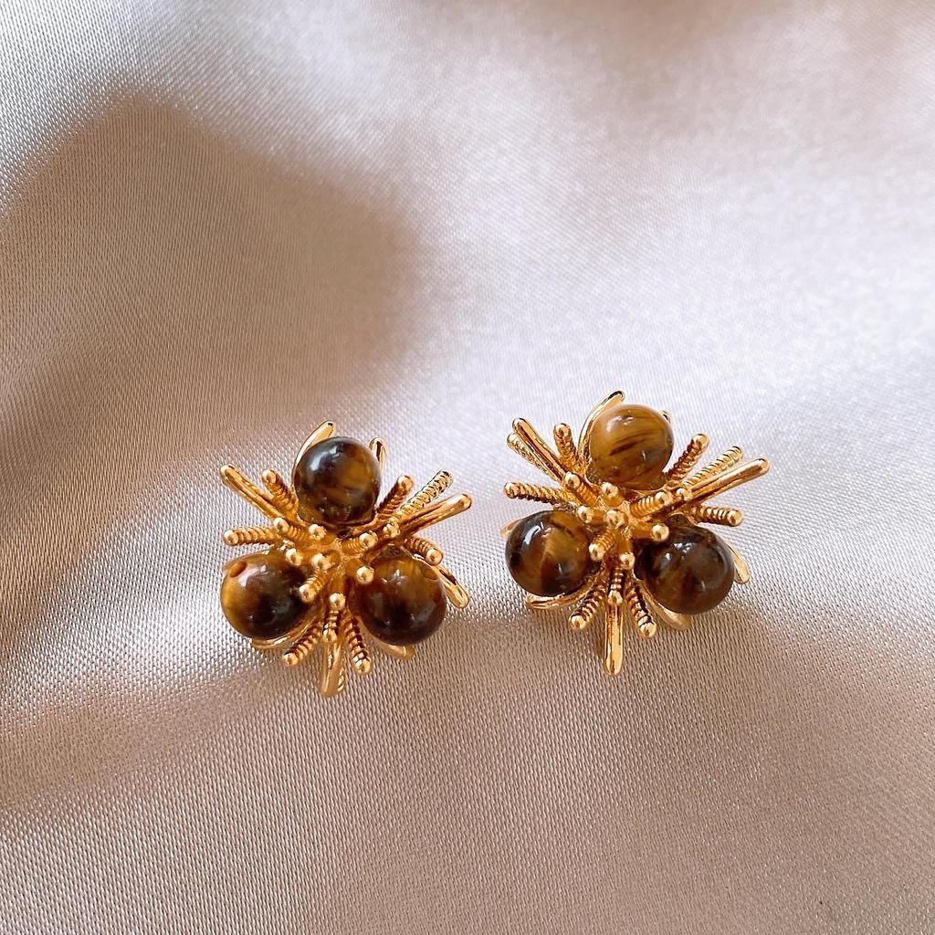 Silver Needle Clover Stud Earrings: Retro Hong Kong Style, Elegant and Fashionable Women's Luxury Jewelry.