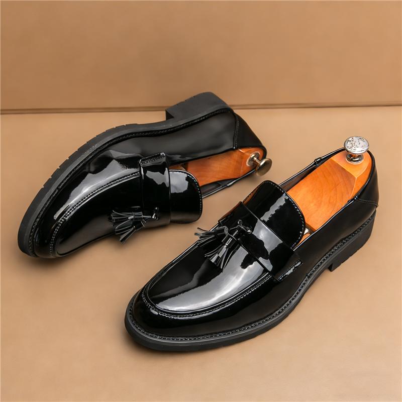 New Designer Tassels Loafter Pointed Patent Leather Slip On Shoes For Men Casual Business Formal Dress Footwear Zapatos Hombre