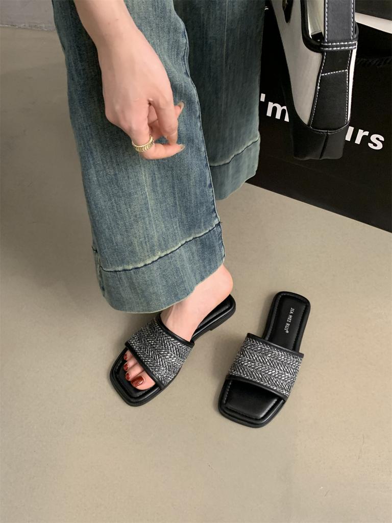 French flat-bottomed woven small cool slippers women's shoes wear 2025 new summer soft-soled beach one-word sandals