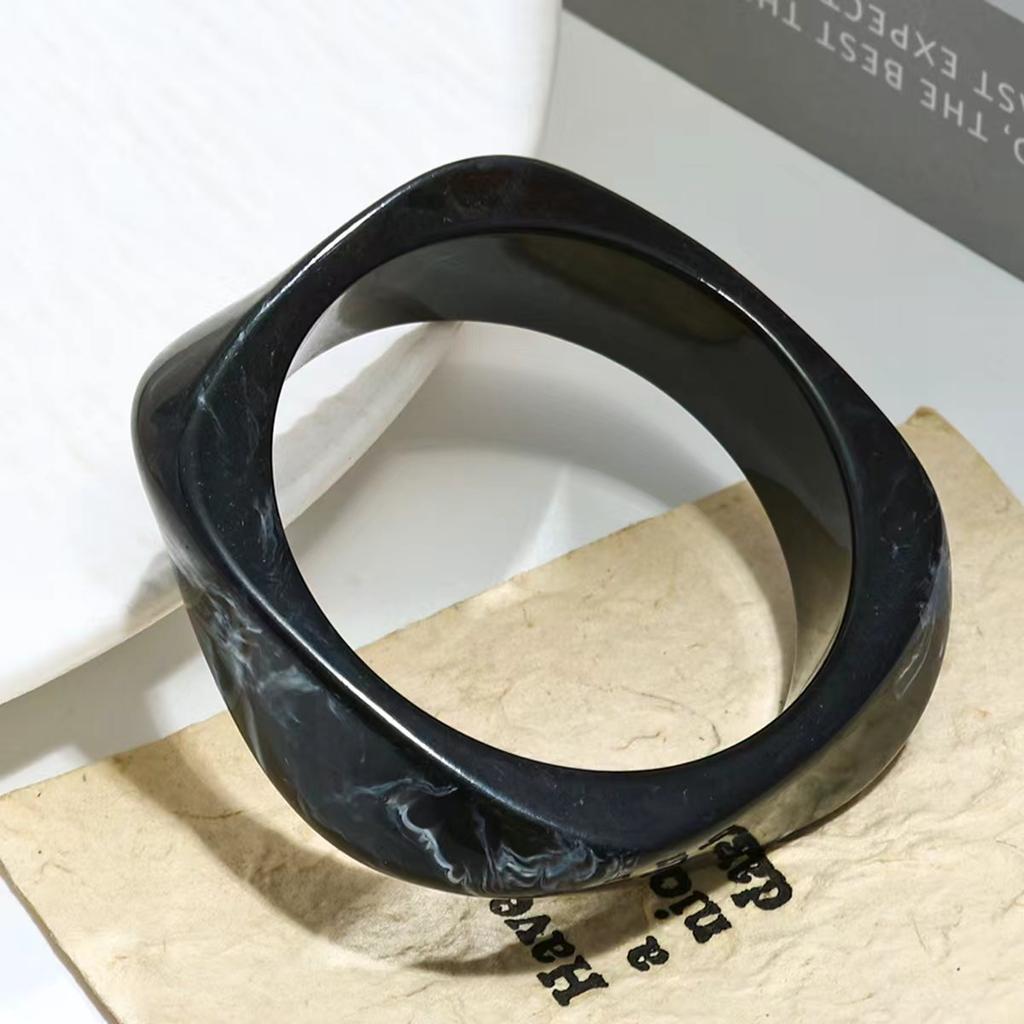 European and American geometric smudge coffee bracelet resin arc bracelet niche design student girlfriend jewelry women