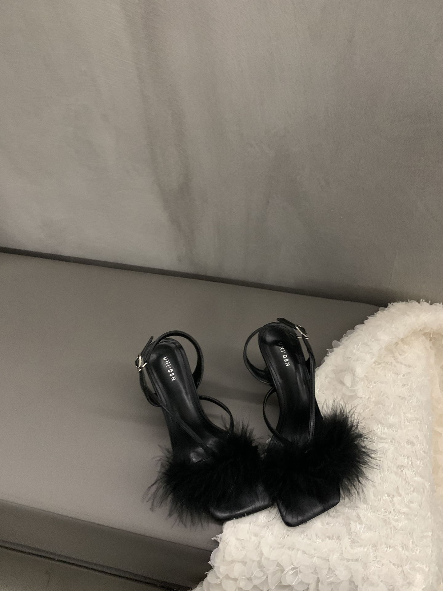 

Туфли женские дизайн пух феи , носить 2025, новая летняя обувь, черные туфли на высоком каблуке, вечерние сандалии 40 чёрный