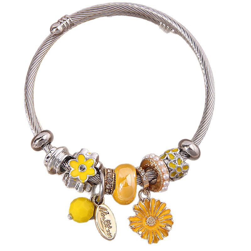 Stylish Daisy Pendant Bracelet: Multi-Element, Simple, and Personal