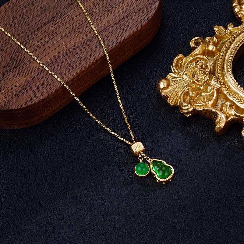Luxurious Green Gourd Necklace: Elegant, Versatile, and Stylish Clavicle Chain in Modern Chinese Design.