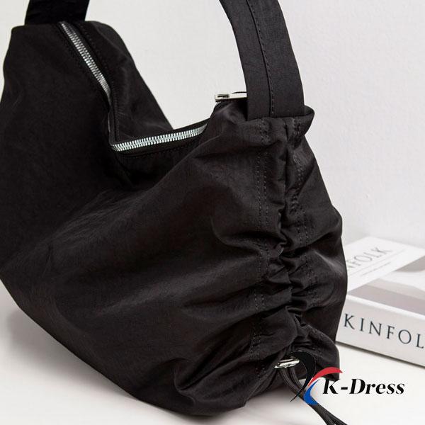 Modern axelväska i nylon med sidveck (2 färger)