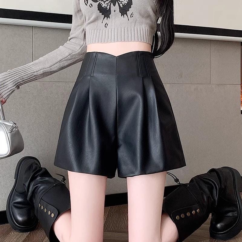 

Женские шорты А-силуэта с широкими штанинами из ПУ-кожи с высокой посадкой - Осень/Зима 2024, приталенный прямой покрой клеш. M чёрный