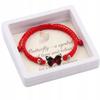 Rotes verstellbares Schmetterlings-Schnurarmband in einer Schachtel mit einer dekorativen Karte