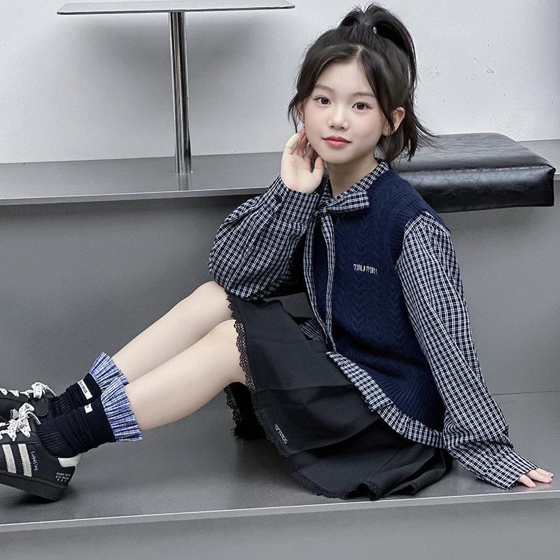 Jesień 2025 Dziewczęcy Sportowy Zestaw Dwuczęściowy w Stylu Akademii – Casualowa Koszula i Sweter dla Dzieci Średnich i Dużych