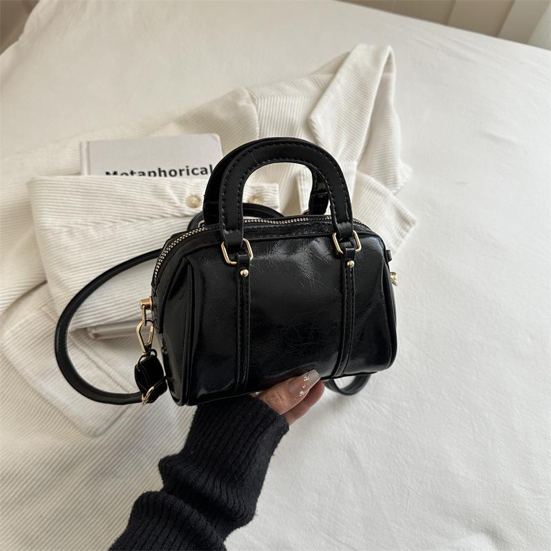 

Popular niche exquisite portable Boston bag women s new small square bag retro fashion shoulder messenger bag чорний