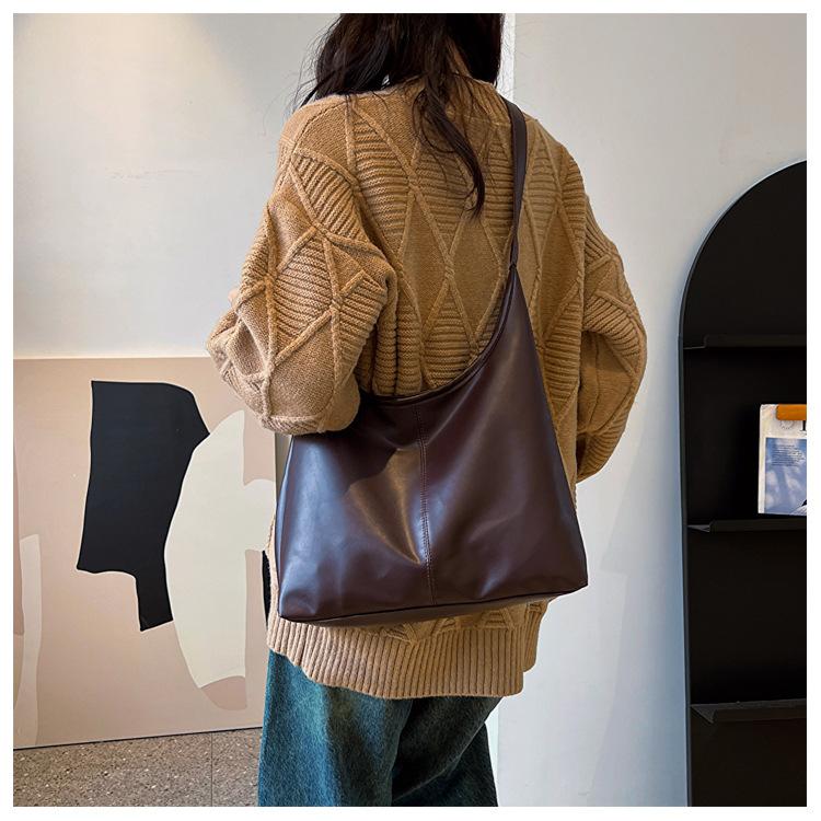 

Large capacity commuting new winter popular 2026 solid color simple versatile fashi high sense texture casual single shoulder шоколадний