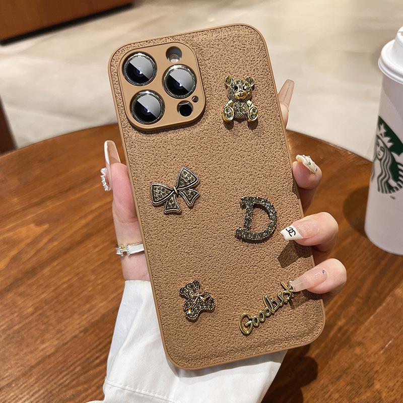 

Подходит для чехла для телефона iPhone 15 с ретро-медведем с текстурой кожи, чехол для iPhone 16 14Promax излучает ощущение высокого класса. iPhoneXSmax