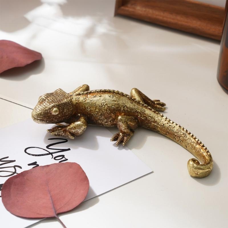 Lizard Wall Art Hook for Home Decoration with Detailed Carving and Realistic for Living Room or Bathroom.