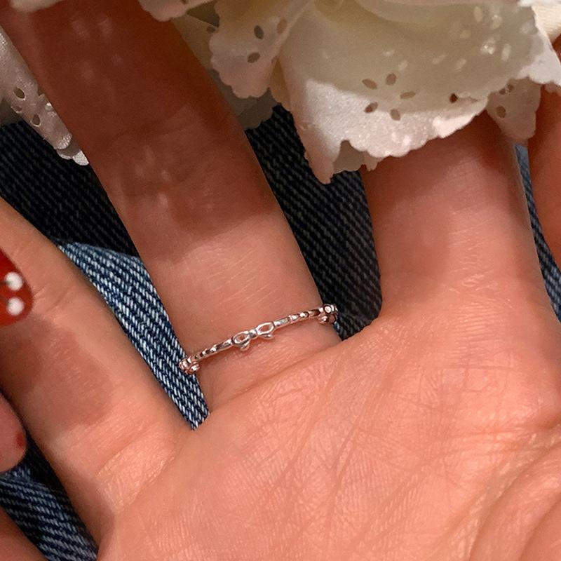 Bague simple et élégante en forme de nœud pour femme, design de niche, légère, luxueuse, élégante, tendance et polyvalente
