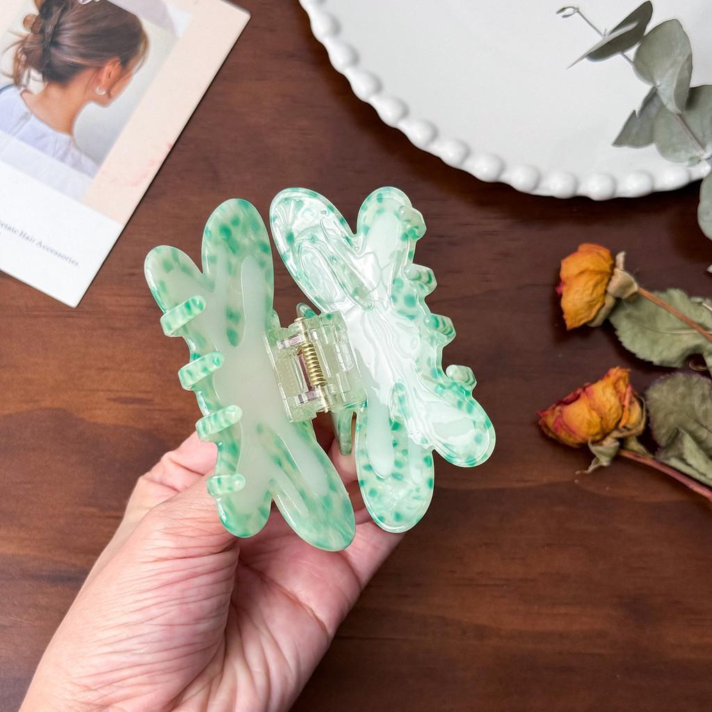 Snyggt och snyggt hårspänne för kvinnor i livfulla prickiga färger för trendiga uppsättningar