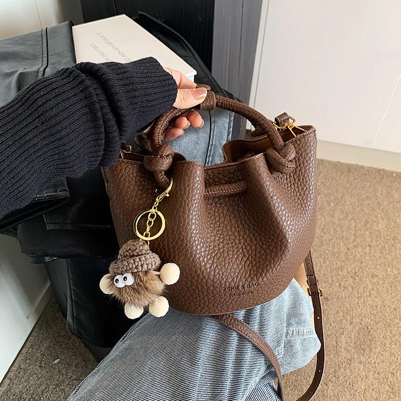 

Simple Shoulder Bag, High-End Messenger Women S Bag, Hand Carry, Fashionable Pleated Bucket Bag. no pendant темно-коричневого