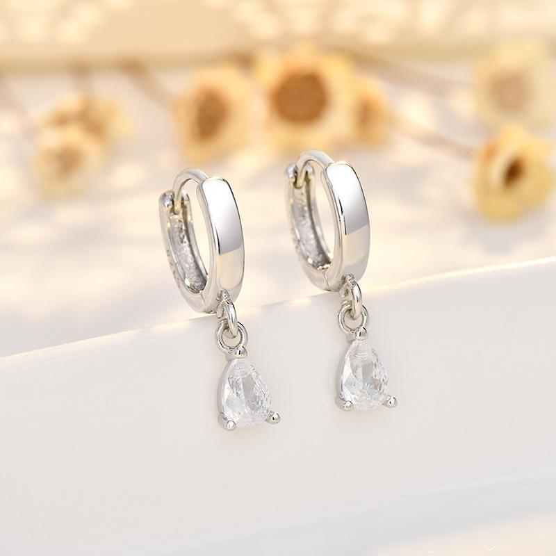 

Серьги-вкладыши с геометрическими каплями воды и бриллиантами в минималистичном креативном стиле в холодном стиле