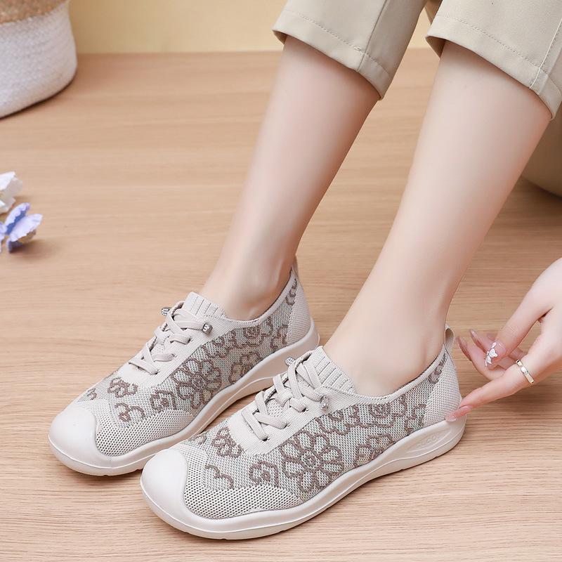 2025 spring and summer new old Beijing cloth shoes women's comfortable and breathable fly-woven single shoes lightweight one-pedal casual mother shoes